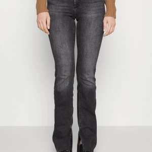 Svarta/mörkgråa jeans - Snygga men väldigt urtvättade svarta/gråa jeans i mycket bra skick från Only. De är lågmidjade och bra längd för mig som är 165cm. Jätteskönt material och inte riktigt det här ”jeansmaterialet” men ändå jeans. Köparen står för frakten.