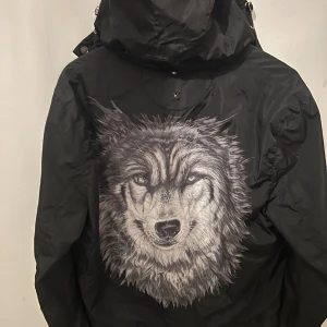 Valentino vindjacka - En häftigt designad valentino vindjacka med luva. Dragkedjan är lite defekt men är lätt att fixa för en billig peng, därav det lägre priset. 