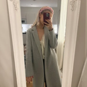 Zara Kappa - Fin Kappa från Zara i Bra skick inga slitningar eller defekter utöver lite nopper