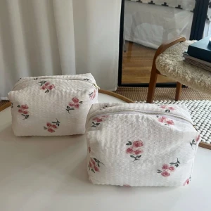 Vit blommig necessär stor - Denna necessär är i storleken stor och kostar 299 kr💕💕                                                           Mått: 25x15x15(Obs. Eftersom alla necessärer är handsydda skiljer sig måtten något). 