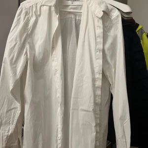 Vit skjorta från Giovanni Rosmini - Klassisk vit skjorta från Giovanni Rosmini i herrstorlek L.  Skjortan har långa ärmar och knappar längs framsidan. Perfekt för både formella och avslappnade tillfällen. En tidlös garderobsklassiker som passar till allt! 🕴️ordinarie pris 1200kr 