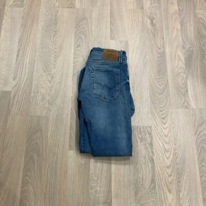 Jack & Jones jeans - Snygga jeans som är i bra skick utan defekter, nypris på dessa ligger på 1150 vårat pris 299 priserna kan alltid diskuteras 🙌🏻🙌🏻🙌🏻