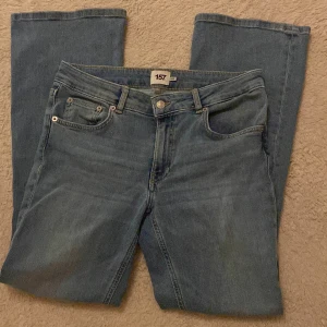 Lowboot jeans - Säljer ett par bootcut jeans från lager 157 som bara har använts en gång. Midjemått: 40 cm. Innerbenslängd: 75 cm🫶🏼