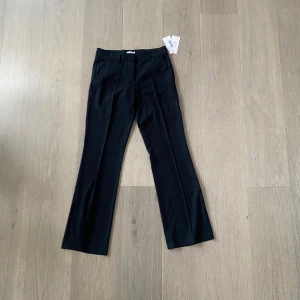 Lågmidjade kostymbyxor  - Kostymbyxor från Nelly. Aldrig använt. Köpte för 399kr. Jag är 172.
