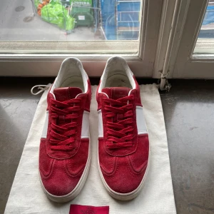 Röda sneakers från Valentino - Säljer ett par feta flycrews röda från Valentino. Skorna är i bra skick 9/10 pågrund av att endast en nit saknas. Perfekta nu till vintern. Vid minsta lilla fråga är det bara att hojta till!