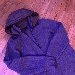 Massimo Dutti Cardigan - Högt efterfrågad cardigan från Massimo Dutti. Pris 1600kr(billigast på marknaden). Skick 9/10. Vid fundering kring frågor och mer bilder nås på DM!