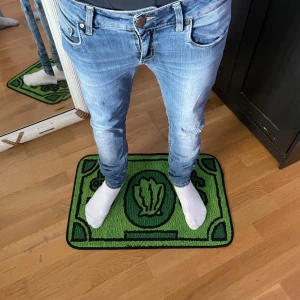 Dondup jeans  - Feta dondup jeans med ass feta slitningar!🤩  storlek 27 men är väldigt stora i storleken så skulle säga att den även passar 29!😃 Killen på bilden har storlek 29 vanligtvist, skriv vid intresse och frågor!🤩🔥✌🏼