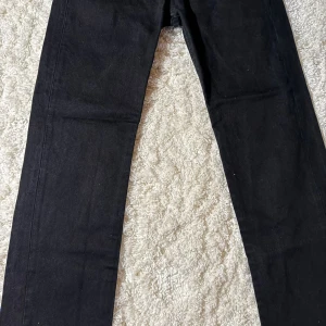 Svarta Levi's 501 jeans - Säljer ett par klassiska svarta Levi's 501 jeans i mycket bra skick. De har en straight passform och är tillverkade i slitstarkt denim. Perfekta för både vardag och fest! 🖤