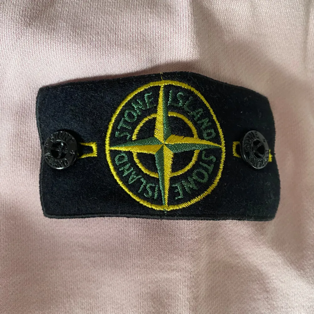 Säljer nu denna soft hoodie av märket Stone Island | Skick : 8/10, sparsamt använd, men ändå använd såklart | Jackan är köpt på Grailed, jag har inget kvitto men bilderna kan bevisa autenticitet. förra ägaren har klippt bort qr-kod-lappen så ifall det behövs fler bilder för att bevisa autenticiteten kan jag lösa det | Pris : Nypris : 5000kr, mitt pris : 1099kr. Priset är inte hugget i sten | Om du har några frågor är det bara att höra av dig! ❤️. Hoodies.