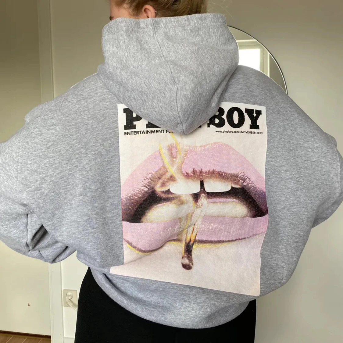 Grå hoodie med Playboy-tryck