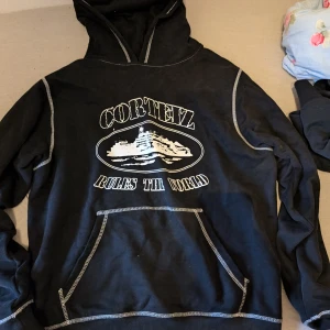 Corteiz hoodie - I fint skick, använd 1-2 gånger.