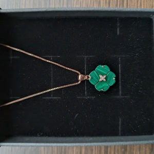 Halsband med grön klöverberlock (GD760) - Oanvänt halsband i silver S925 med roseguld plätering.
