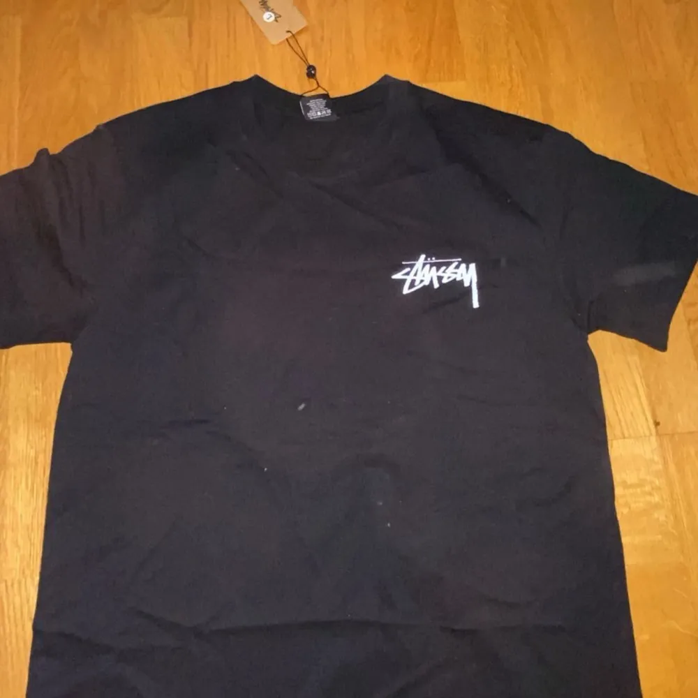 Säljer en fet stussy tisha, passar och är riktigt stilren. Skönt material, mer frågor skriv gärna till mig😇. T-shirts.