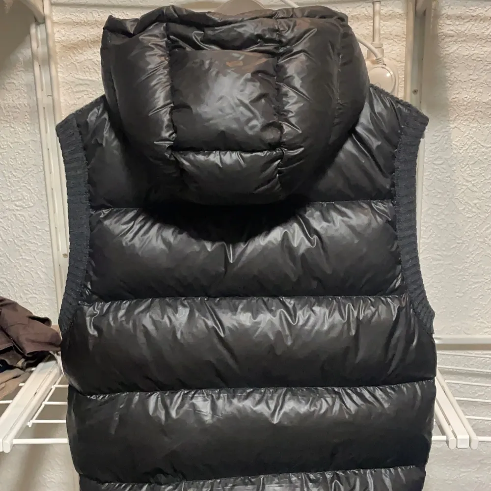 Säljer en snygg svart tricot moncler dunväst funkar bra för båda höst och vinter, säljs inte längre av moncler så inte jätte lätt att få tag på, Storlek L men är mer som en M. Jackor.