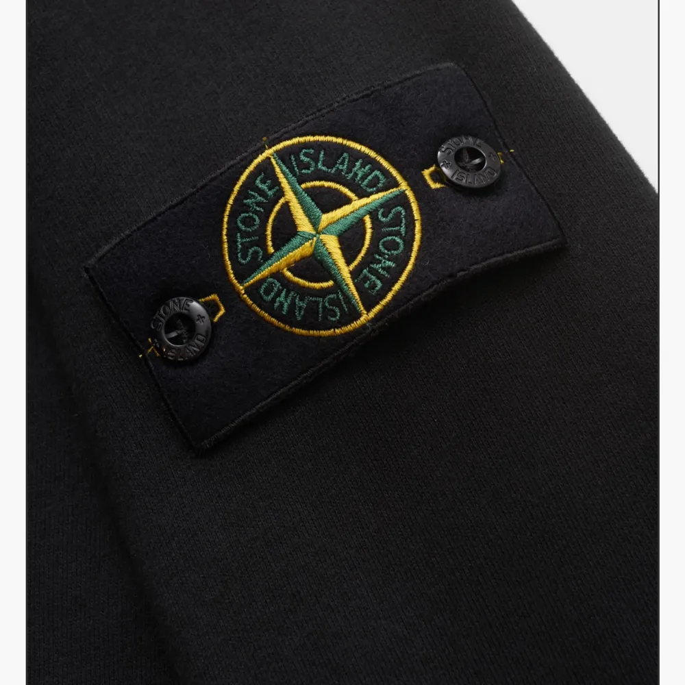 Säljer en stilren svart tröja från Stone Island i storlek M. Tröjan har en klassisk design med rund hals och långärmade ärmar. Den ikoniska Stone Island-loggan sitter på ärmen. Perfekt för både vardag och fest!. Tröjor & Koftor.