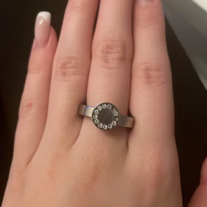 Silverfärgad ring med stenar - Ring från Bud & Rose. Jättefin men har tyvärr tappat två stenar