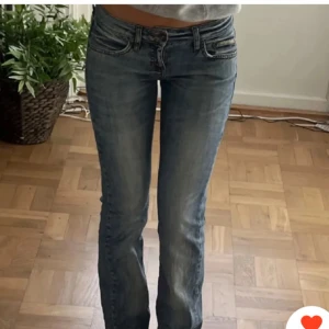 Snygga lågmidjade Jeans - Köpta här på Plick, säljer vidare då de inte passar på mig. Bilderna är lånade från tjejen jag köpte från! Kontakta mig om du har några frågor. ❤️(Midjemått= 35cm , Innerbenslängd= 83cm)