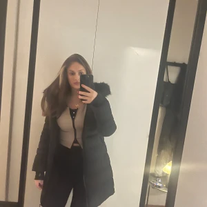 Tommy hilfiger vinter jacka  - Säljer en svart lång dunjacka med pälskrage. Perfekt för kalla vinterdagar. Jackan har en dragkedja framtill och långa ärmar. Den är både stilren och varm, vilket gör den idealisk för både vardag och festliga tillfällen. Från Tommy hilfiger köpt på Zalando. Använt 2 vintrar några gånger 1000 kr