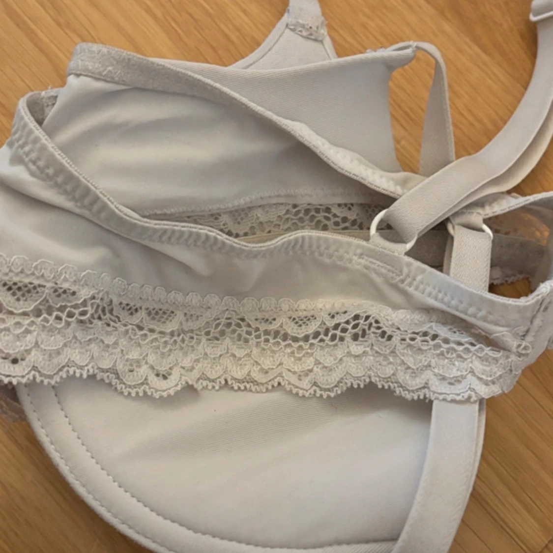 Vit bh med spetsdetaljer - 90