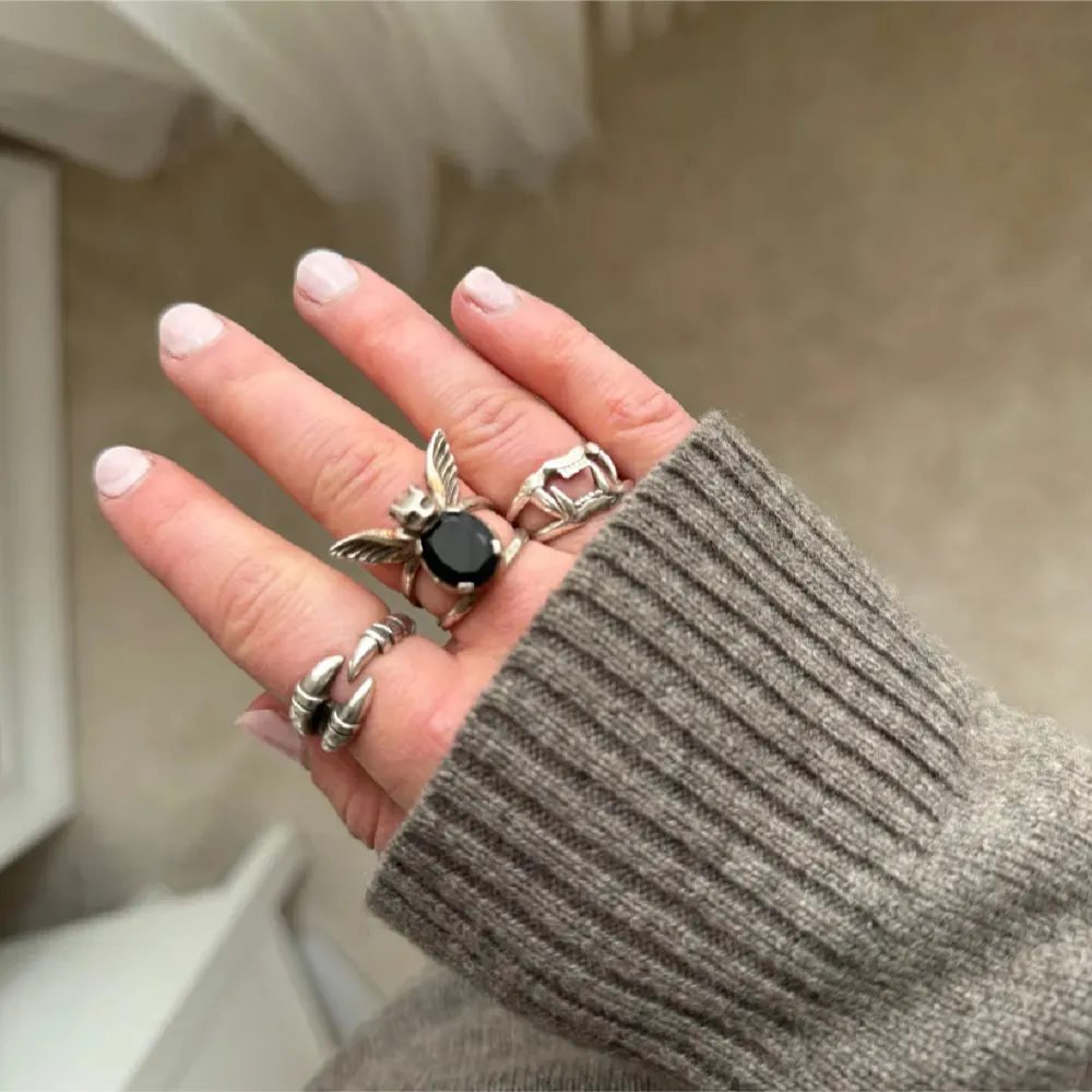 Ring från Maria Nilsdotter, gargoyle i storlek 17. Nypris: 5 295kr!! Kvitto finns!!🖤. Accessoarer.