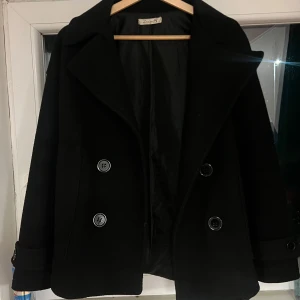 Design by si kappa  - Säljer min Design by Si kappa som är endast använd förra hösten och är därför i mycket bra skick. Perfekt för höst och vinter. Storlek xs/s.