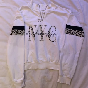 Tjocktröja med New York-tryck - En tjocktröja med New York-tryck och dragkedja upptill från H&M. 🗽Den har två små streck på armen som jag tror kommer från en penna. Det är fullt möjligt att de går att tvätta bort. Trycket på armarna har flagnat lite, men inget lossnar. Den är använd en del men fortfarande väldigt mysig! Barnstorlek 170 men skulle säga att den passar XS/S och kanske M. 🫶