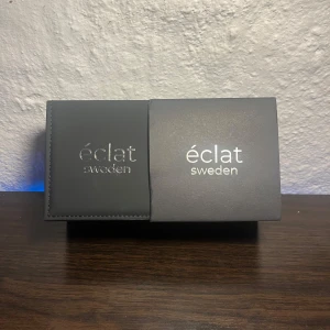 Silverfärgad klocka från Éclat Sweden - En otroligt snygg och exklusiv klocka från eclat sweden n.01 som tidigare var ett uf företag som jag drev. Vi fick några få klockar över som jag nu säljer til kanon pris. Finns bara 2 kvar så va snabb! Ny pris är 1250 men säljer de för 750 kr styck eller 1300 för båda.