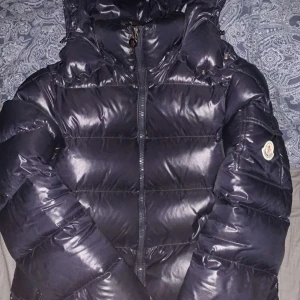 Svart pufferjacka från Moncler - Snygg Moncler maya size 4 svart