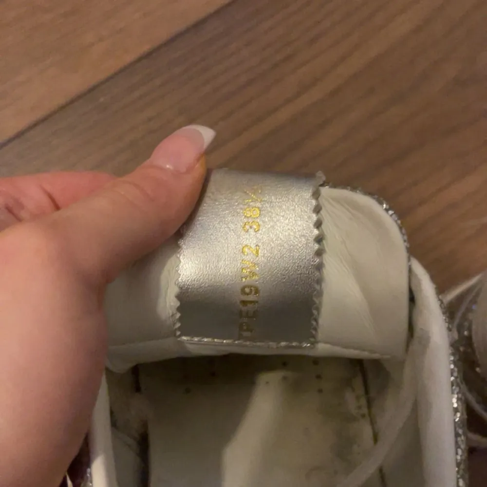 Säljer ett par snygga Valentino Garavani sneakers i silver med glittrig yta. Skorna är i mycket bra skick och har även kvar originalförpackning och dustbag. Perfekta för att ge din outfit en extra touch! Skriv gärna om ni är intresserade ❤️. Skor.