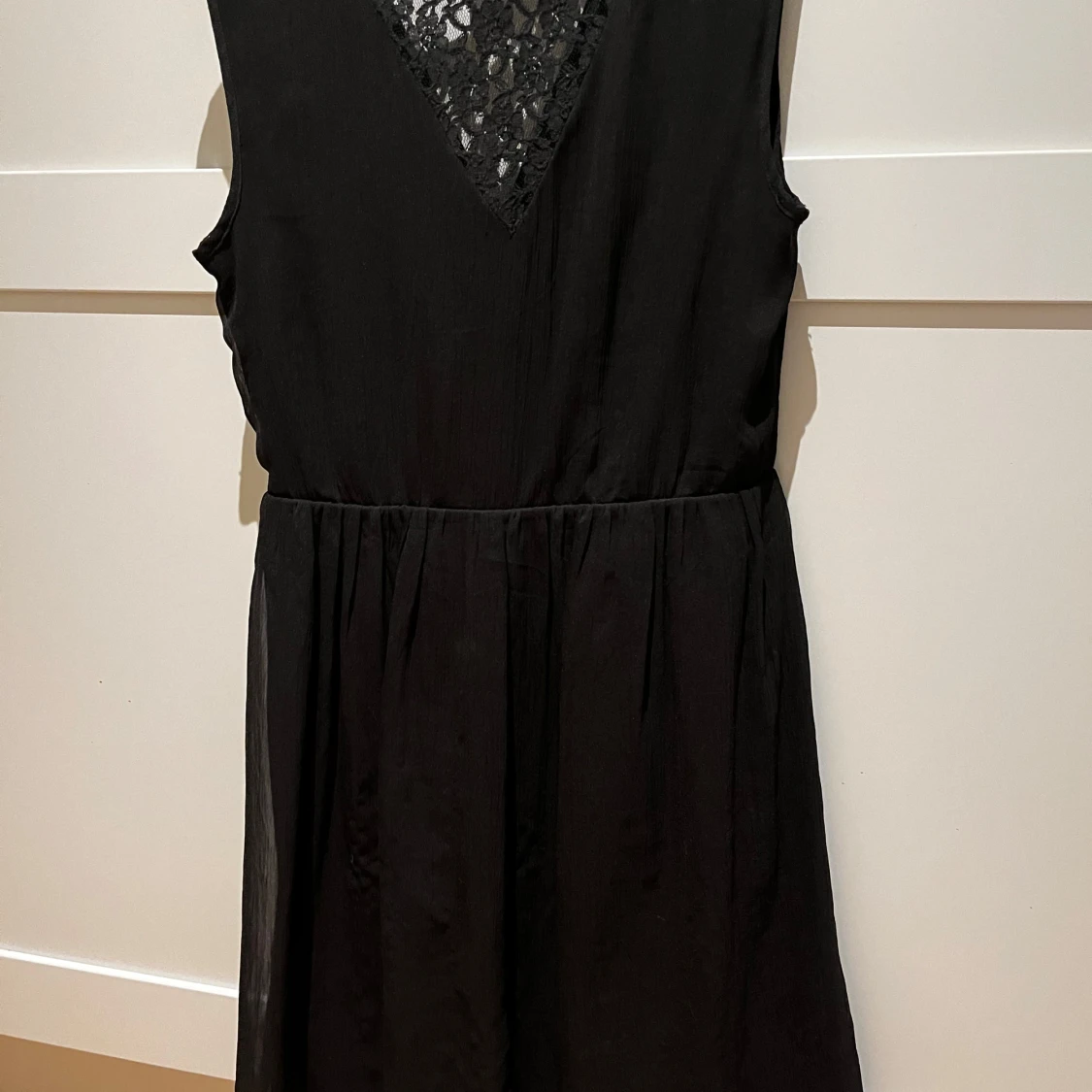 Svart klänning med spetsdetaljer - 90