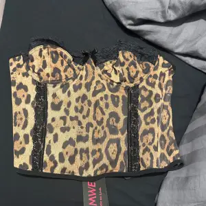 En jättefin leopard korsett topp, aldrig använd och prislappen är kvar. Den är ifrån Shein köpte den för 150 säljer den för 90kr💗 helt ny