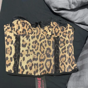 Leopard topp - En jättefin leopard korsett topp, aldrig använd och prislappen är kvar. Den är ifrån Shein köpte den för 150 säljer den för 90kr💗 helt ny