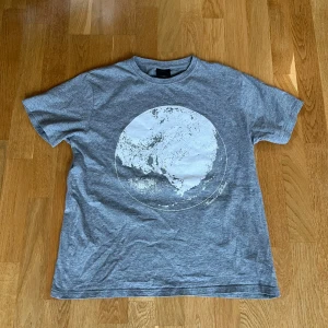 Number Nine x Marlboro T-shirt - Number Nine x Marlboro Archive T-shirt i japansk storlek F men passar M perfekt. Tröjan är äkta och i mycket bra skick utan några fläckar eller skador. Känn dig fri att fråga om du undrar något!