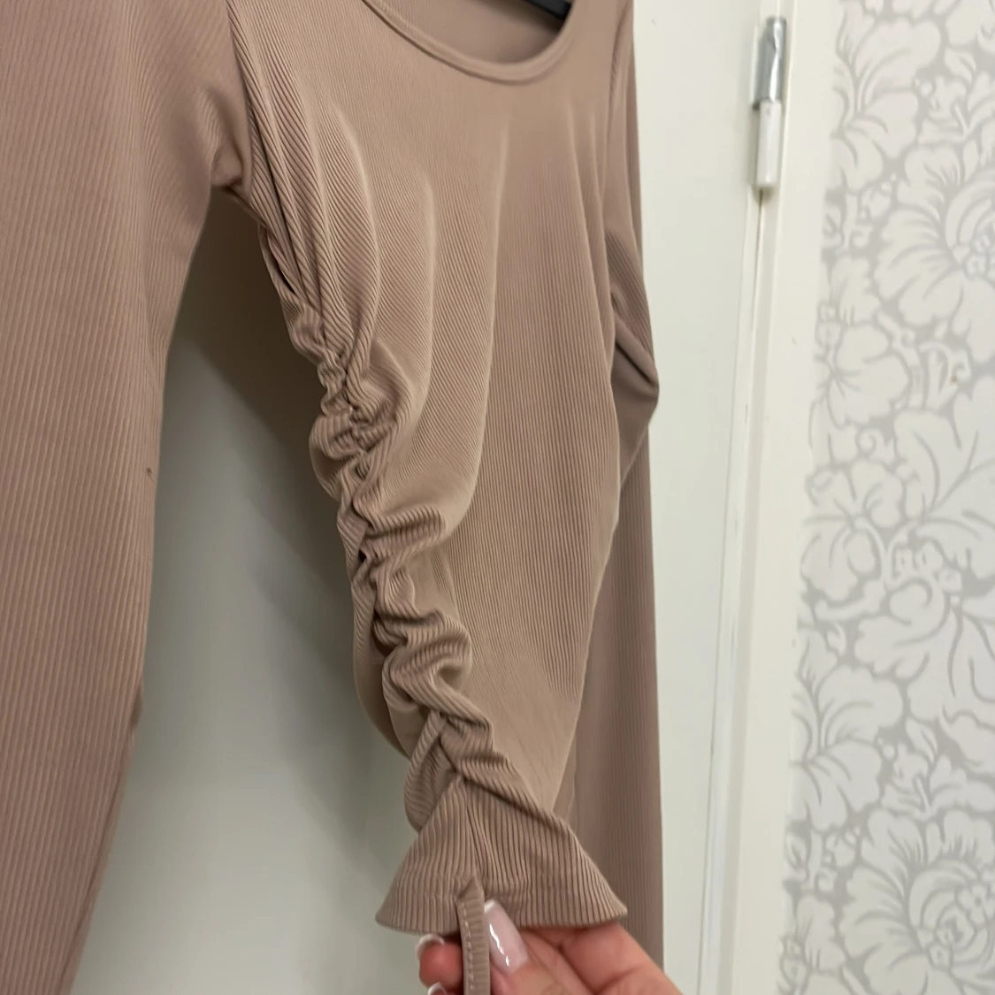Beige ribbad topp med rynkdetaljer - 90