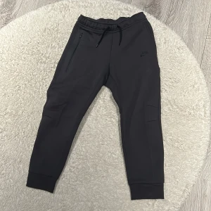 Nike tech byxor (barn) - Dessa är köpta för en månad sedan och är aldrig använda. De är äkta och köpta från jd sports för 80€ (922kr)