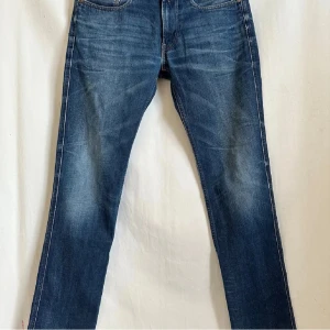 Blå jeans från Replay - Säljer ett par snygga blå jeans från Replay i bra skick. De har en klassisk femficksdesign med snygga sömmar på bakfickorna. Storlek W31 och L34. Perfekta för vardag och fest! Passar till det mesta och superbekväma. 