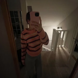 Randig tröja från Monki - Säljer en superfin randig tröja från Monki i storlek XS. Perfekt för höst och vinter! Tröjan är i mycket bra skick och passar perfekt.