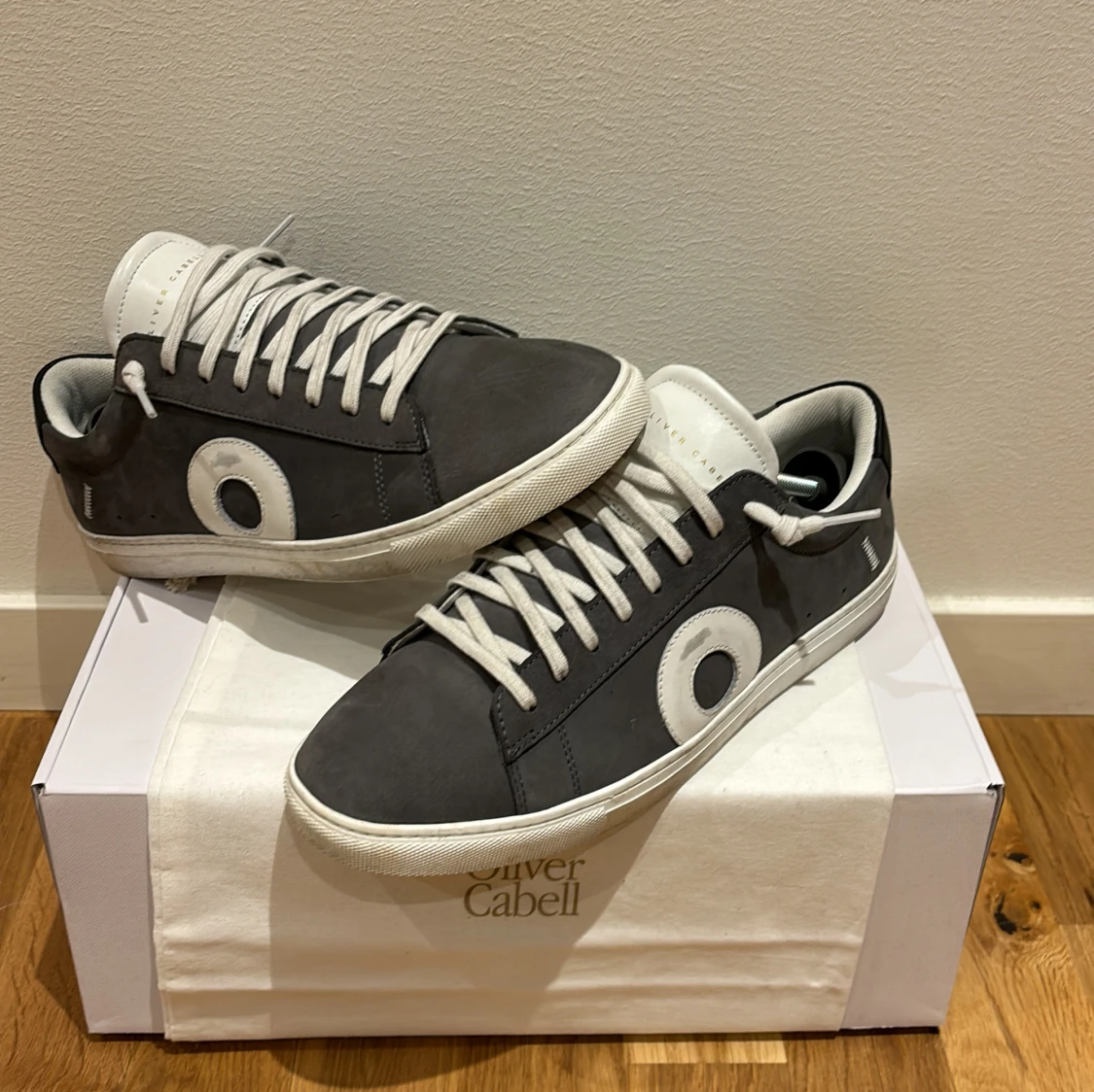 Grå och vita sneakers från Oliver Cabell - 92