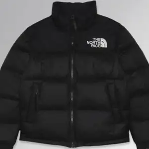 Vill bara få den såld kan gå ner i pris Säljer en snygg och varm svart dunjacka från The North Face. Perfekt för kalla vinterdagar med sin pufferstil och långa ärmar. Jackan har en dragkedja framtill och loggan på bröstet. Ett måste för vintern!  