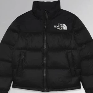 Svart dunjacka från The North Face - Vill bara få den såld kan gå ner i pris Säljer en snygg och varm svart dunjacka från The North Face. Perfekt för kalla vinterdagar med sin pufferstil och långa ärmar. Jackan har en dragkedja framtill och loggan på bröstet. Ett måste för vintern!  