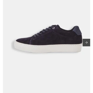 Svarta sneakers från Vagabond - Säljer ett par mörkblå sneakers från Vagabond i storlek 37. De har en klassisk design med snörning och en vit sula. Perfekta för vardagsbruk och passar till det mesta i garderoben.