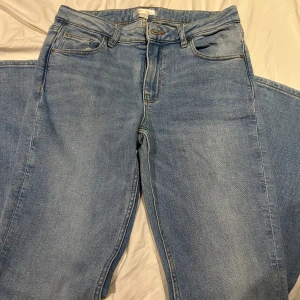 Ljusblå jeans från Gina Young  - Säljer ett par ljusblå jeans från Gina Young  i jättebra skick, aldrig använda, eventuellt en enstaka gång. De är botcut och jag säljer de för 250, storlek 164. 