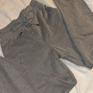 Grå mjukisbyxor - Säljer ett par grå mjukisbyxor i bra skick. De är superbekväma. Säljer pga att de inte passar mig i storleken annars är de superfina!💕