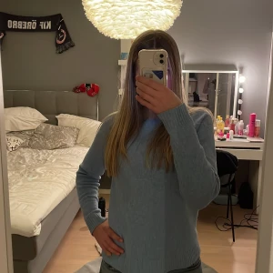 Ljusblå stickad tröja från Vero Moda - Säljer en superfin ljusblå stickad tröja från Vero Moda. Den är i mycket bra skick och perfekt för både höst och vinter. Tröjan har långa ärmar och en normal passform, vilket gör den både bekväm och stilren. Perfekt att mysa i under kyliga dagar! 💙