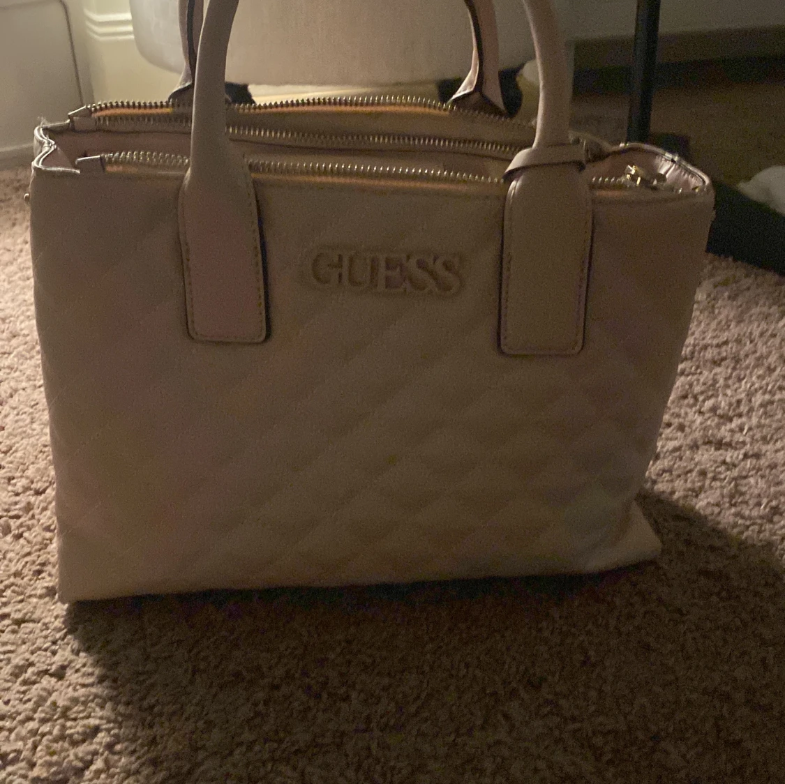 Beige quiltad handväska från Guess - 92