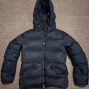 GANT New Haven dunjacka - Säljer Mörkblå GANT New Haven dunjacka i bra skick.  Jackan är dam medium.