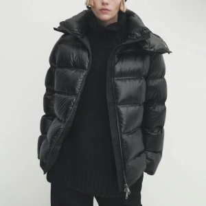 MassimoDutti Svart pufferjacka  - ❗️Mest en intressekoll, har fler bilder på jackan om man önskar det!❗️Otroligt varm och snygg jacka, har användt denna jackan 1 vinter så den är i väldigt bra kvalite. Vill sälja denna för har köpt en ny. Pris kan diskutreras!