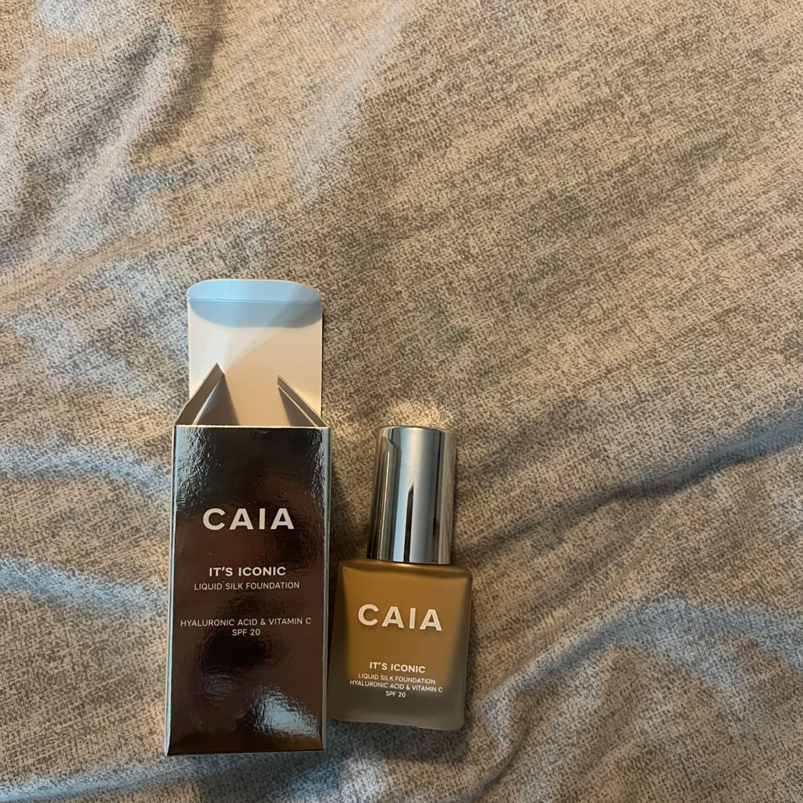 CAIA It's Iconic Liquid Silk Foundation