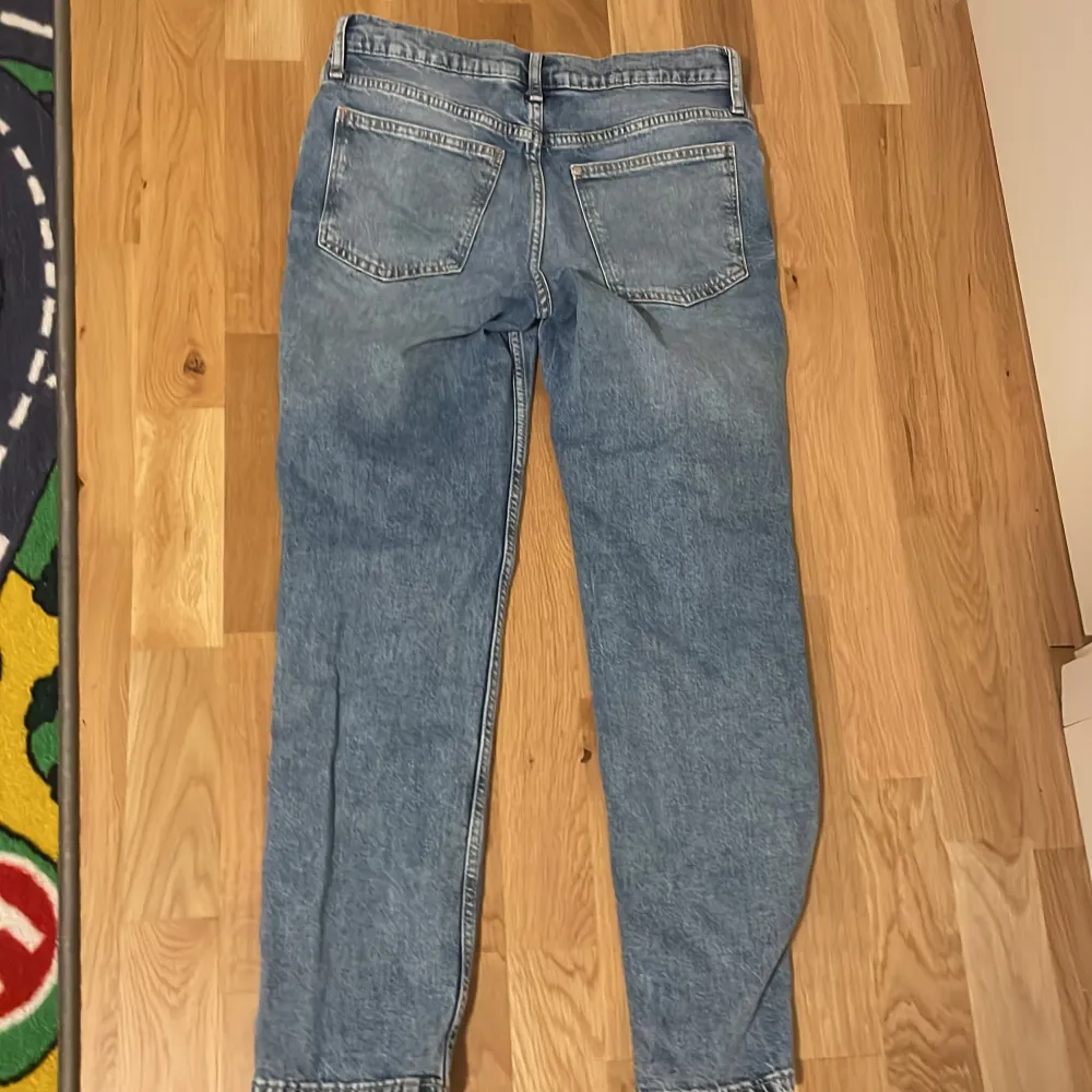 Säljer ett par blå slim fit jeans från H&M i storlek 158. De har en justerbar midja och slitna detaljer för en cool look. Perfekta för vardagsbruk och passar till det mesta. Sköna och stiliga jeans som är ett måste i garderoben! 💙. Farkut & Housut.