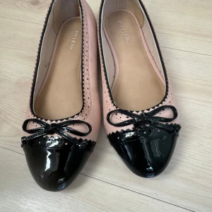 Ballerinaskor från Anna Field - Säljer ett par söta ballerinaskor från Anna Field. Det är i storlek 39 men skulle verkligen säga att det är en 38! Så fina🫶